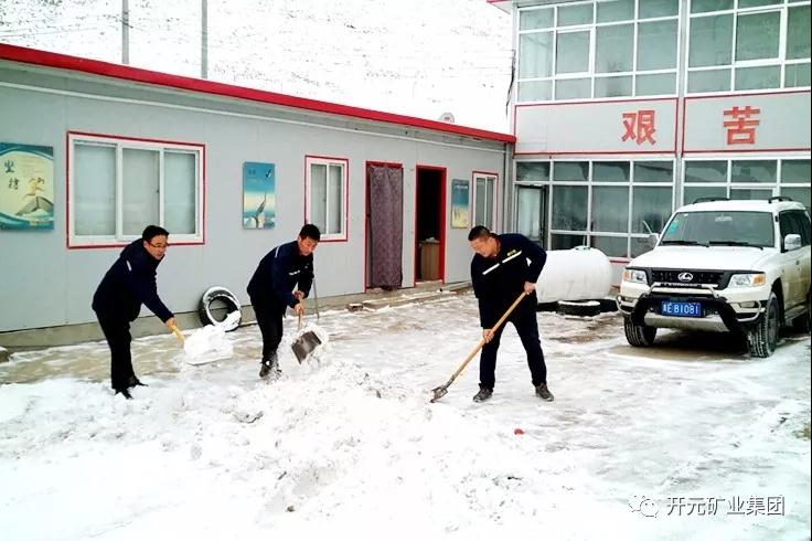 人間四月芳菲盡，山中春雪還復(fù)來