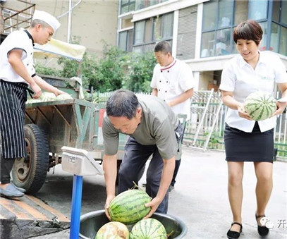 買下一整車西瓜，讓瓜農(nóng)早點(diǎn)回家
