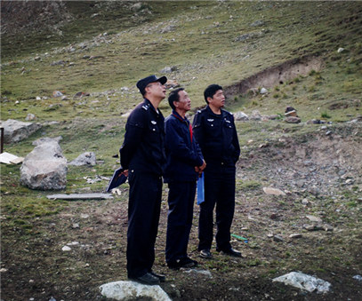 興?？h公安局治安大隊(duì)到銅鑫公司例行安全專項(xiàng)檢查